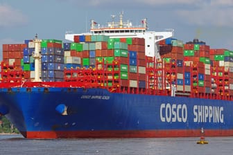 Containerschiff verlässt den Hamburger Hafen (Symbolbild): Die Lieferketten sind wegen Corona durcheinander geraten.