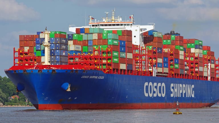 Containerschiff verlässt den Hamburger Hafen (Symbolbild): Die Lieferketten sind wegen Corona durcheinander geraten.