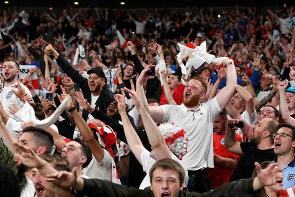 Englische Fans feiern im Wembley-Stadion.