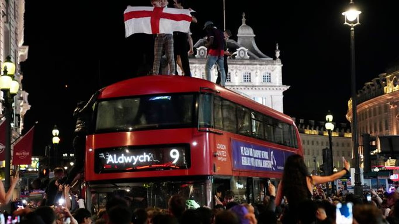 Englische Fans feiern auf einem Bus im Zentrum von London.