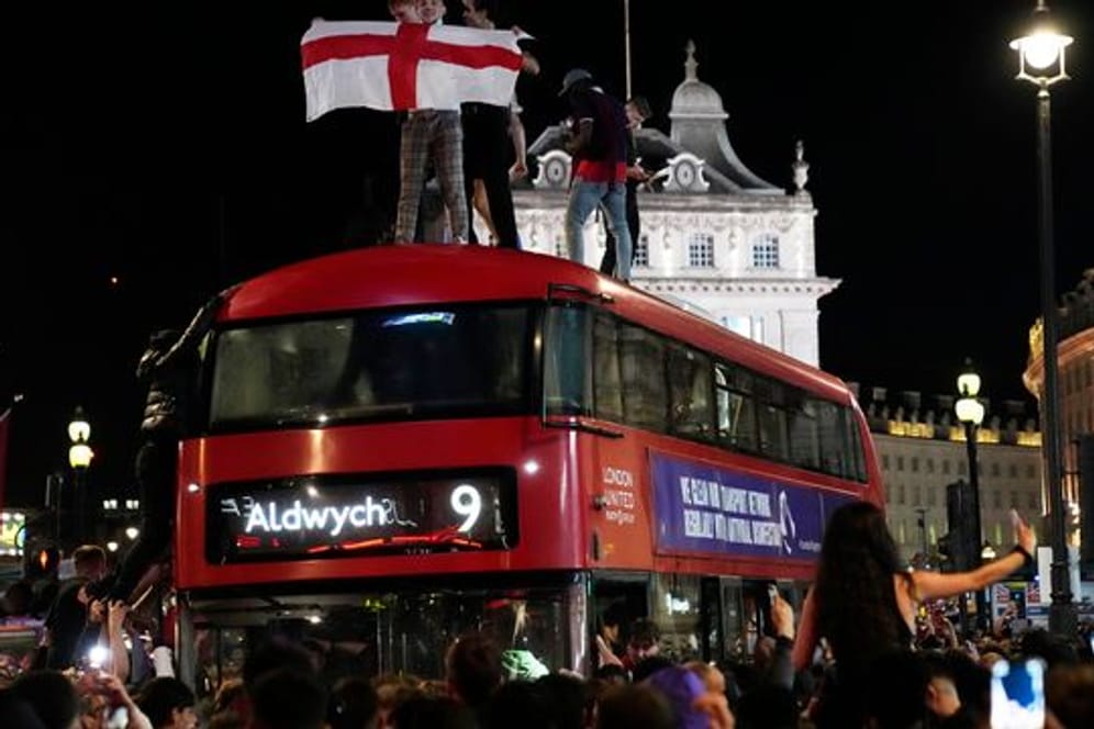Englische Fans feiern auf einem Bus im Zentrum von London.