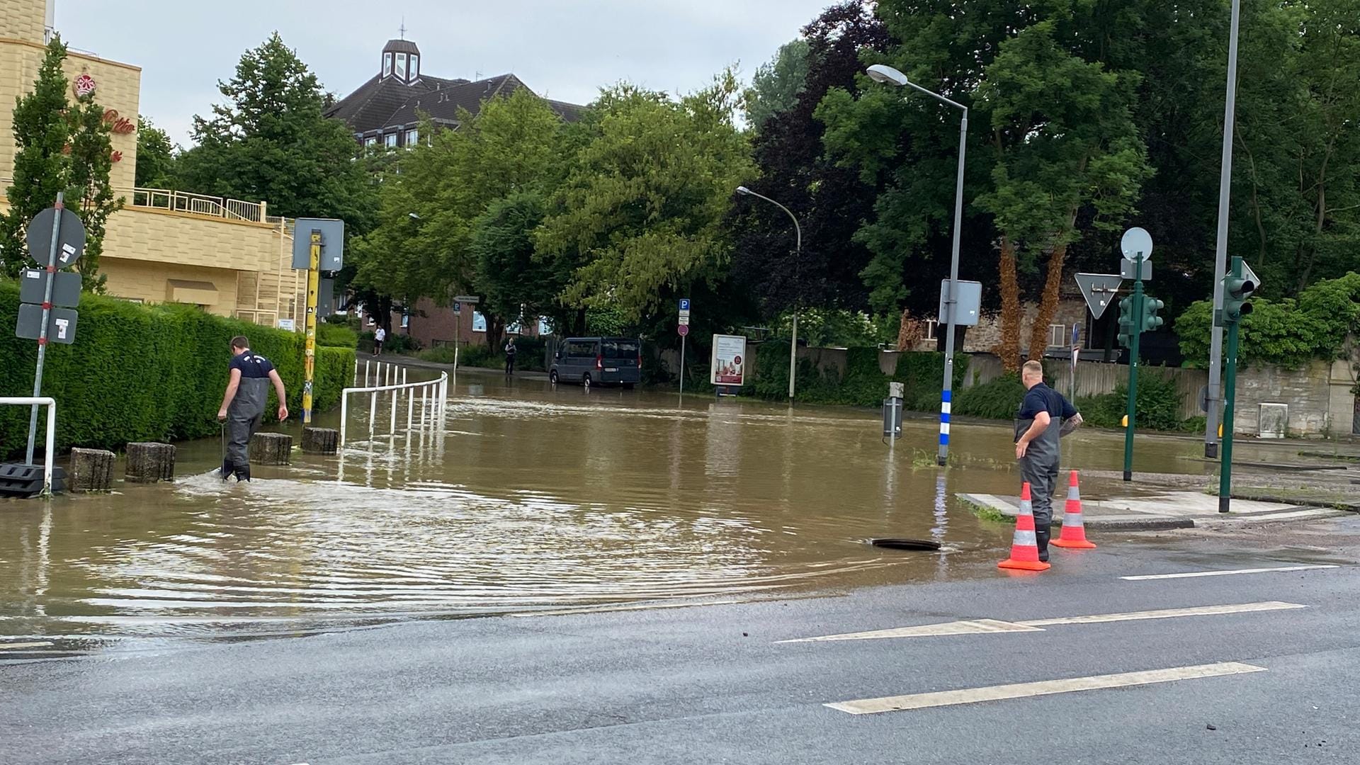 Wassermassen fluteten die Straße um die Seniorenresidenz: Die Feuerwehr sprach von einem regelrechten Fluss, der sich gebildet habe. Wassermassen fluteten die Straße um die Seniorenresidenz: Die Feuerwehr sprach von einem regelrechten Fluss, der sich gebildet habe.
