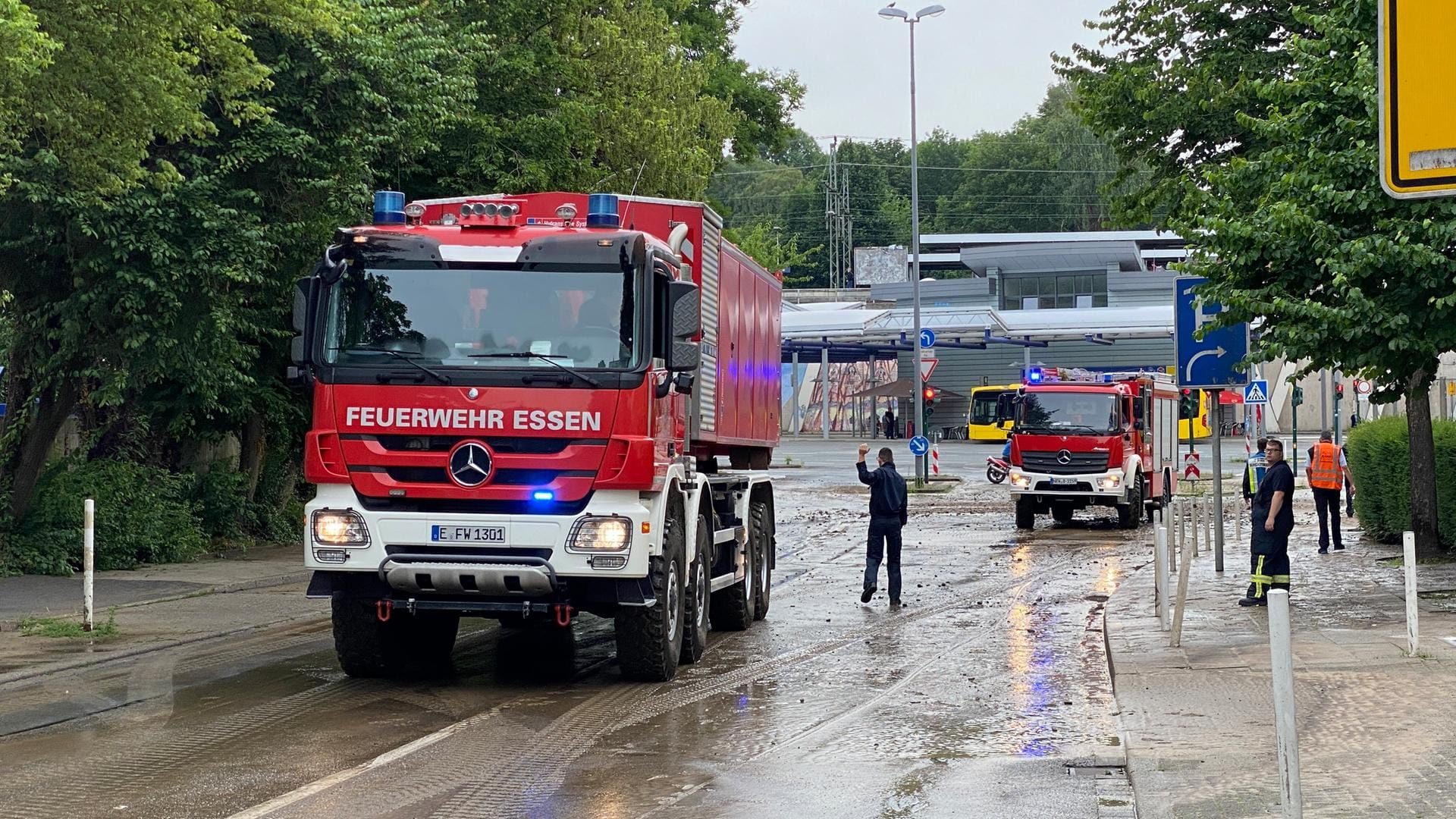 Die Feuerwehr rückte mit schwerem Gerät an: Zum Einsatz kam ein Spezialsystem mit einer Wasserförderungsleistung von 3.500 Litern pro Minute.