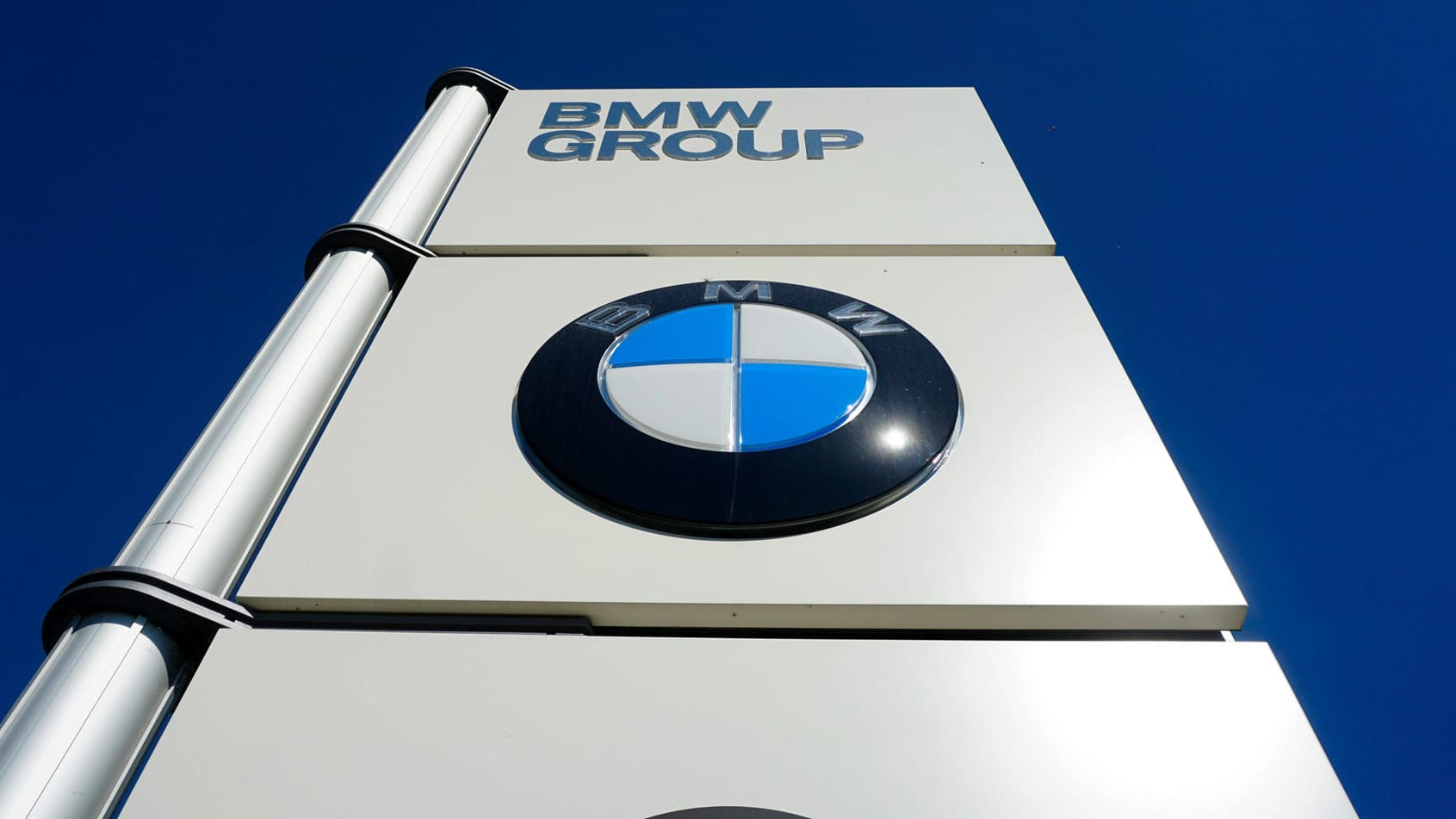 BMW-Logo (Symbolbild): Der Konzern war an einem Kartell beteiligt. Nun muss er eine Millionenstrafe hinnehmen. BMW-Logo (Symbolbild): Der Konzern war an einem Kartell beteiligt. Nun muss er eine Millionenstrafe hinnehmen.