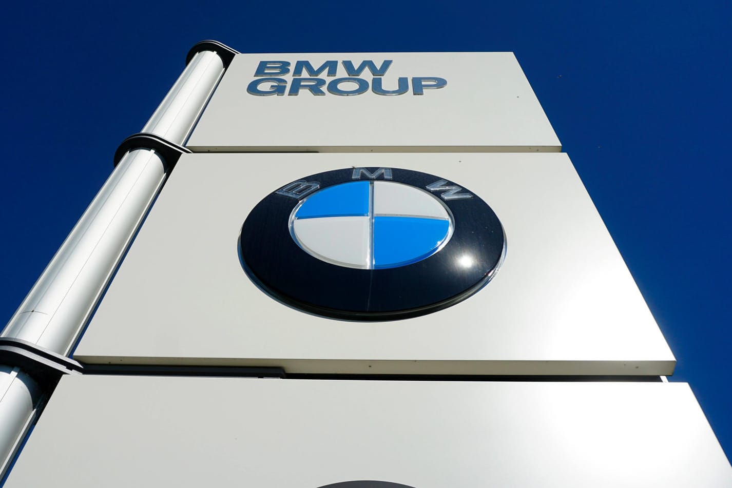BMW-Logo (Symbolbild): Der Konzern war an einem Kartell beteiligt. Nun muss er eine Millionenstrafe hinnehmen. BMW-Logo (Symbolbild): Der Konzern war an einem Kartell beteiligt. Nun muss er eine Millionenstrafe hinnehmen.
