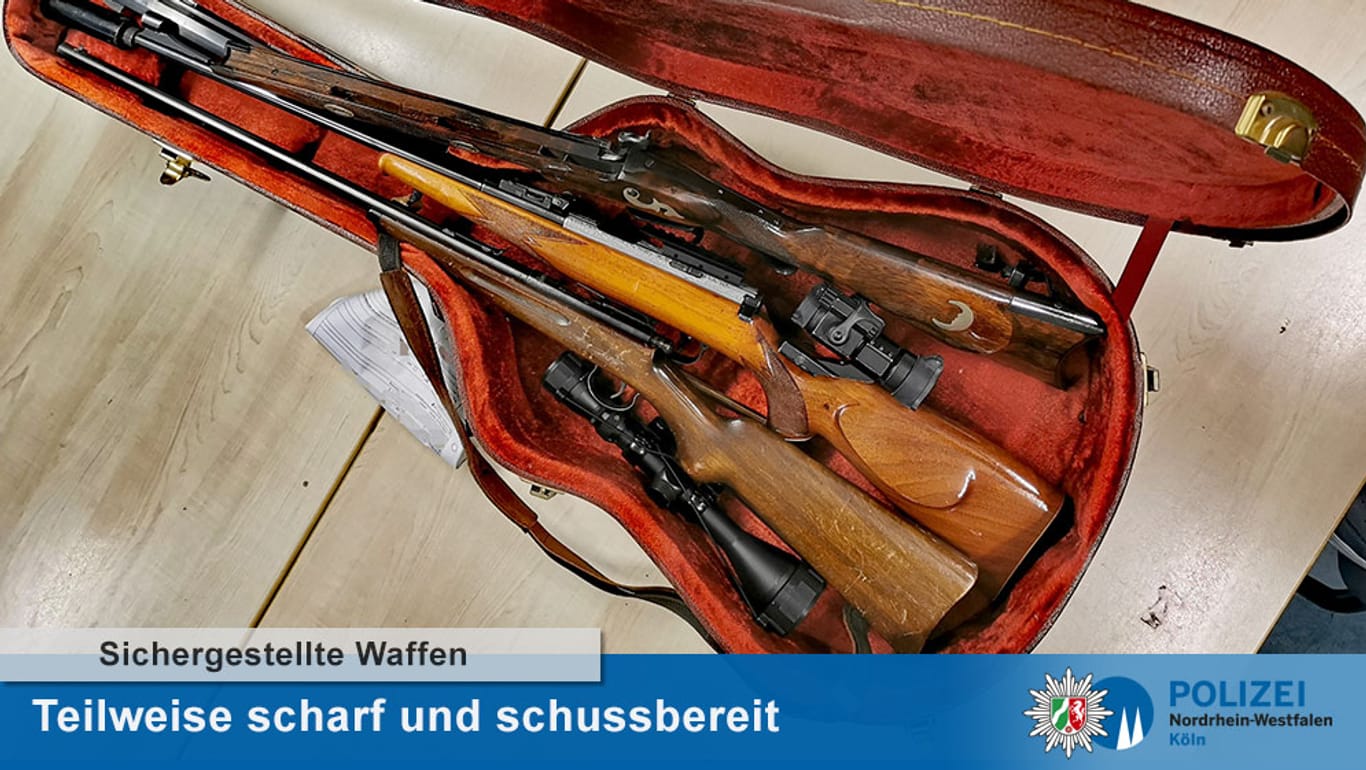 Mehrere Gewehre liegen in einem Gitarrenkoffer: In Köln hat die Polizei einen schwer bewaffneten Radfahrer gestoppt.