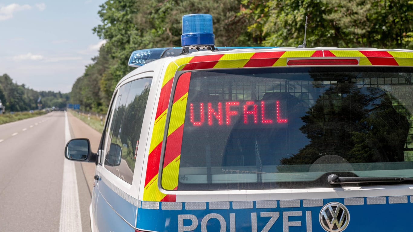 "Unfall" steht auf einem Polizeiauto am Straßenrand (Symbolbild): Bei Nürnberg hat es einen Unfall mit einem Streifenwagen gegeben.