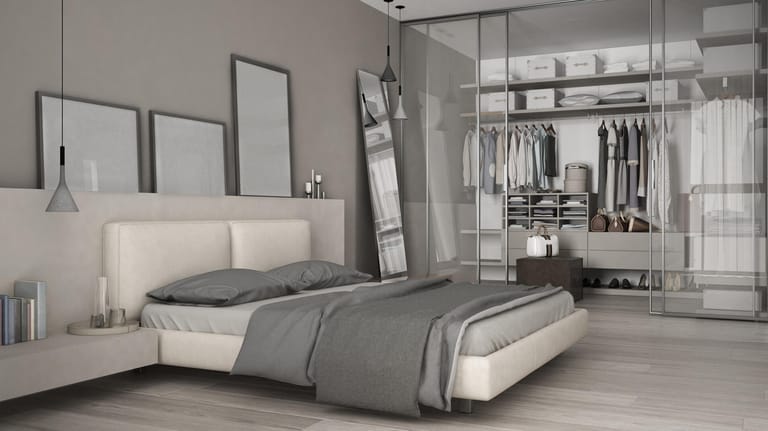 Im Schlafzimmer: Ein begehbarer Kleiderschrank mit Schiebetüren sorgt für einen luxuriösen Look.