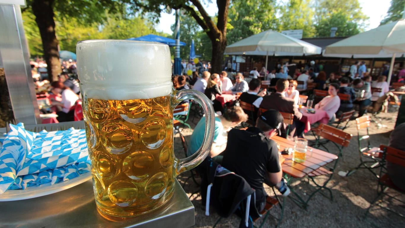 Eine Maß Bier steht auf einer Anrichte in einem Münchner Biergarten (Archivbild): Durch die Corona-Krise mussten viele Gaststätten ihre Bierpreise erhöhen.