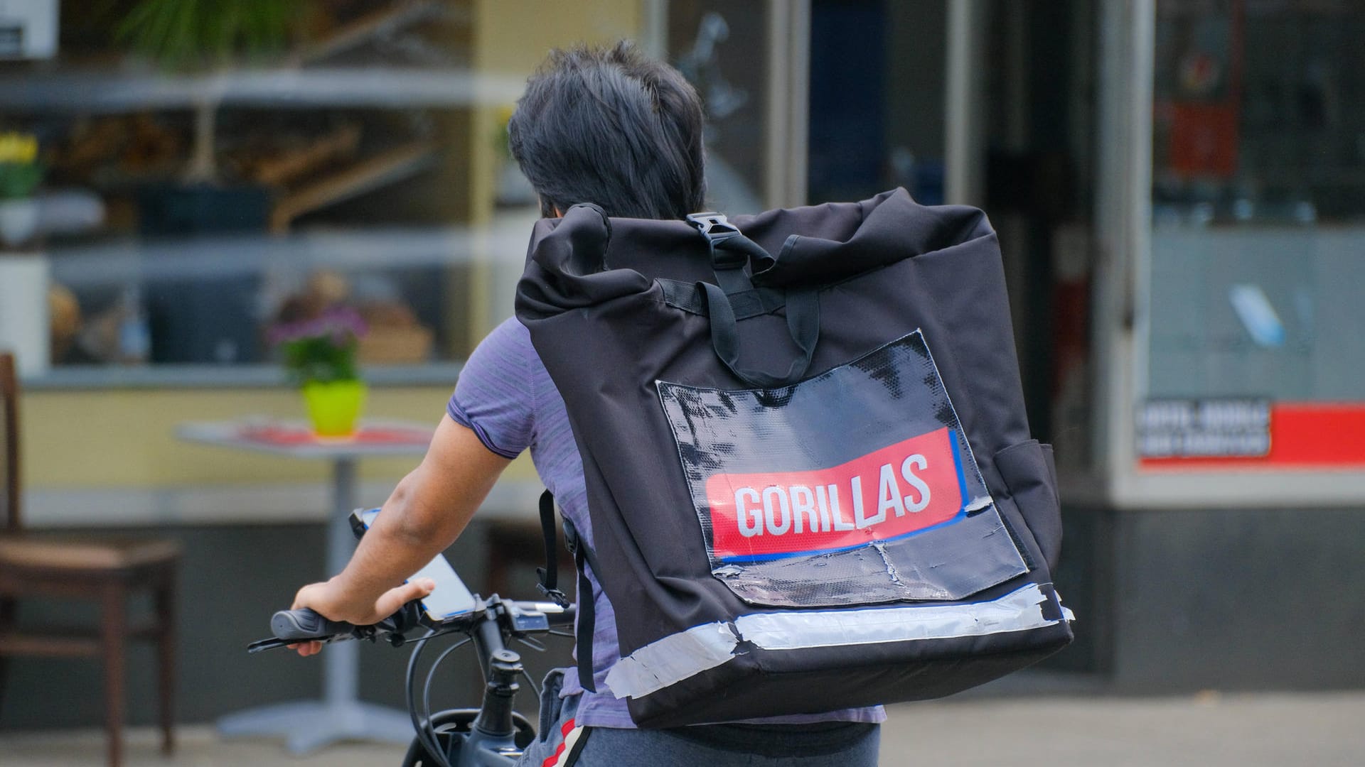 Lieferdienst Gorillas: Die Fahrer bringen Einkäufe wie frisches Obst und Gemüse nach Hause.