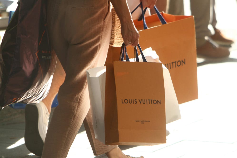 Frauen mit Papiertüten von Louis Vuitton in München: "Die Parteien haben sich eindeutig entschieden, wo sie bei der Verteilungspolitik stehen." (Symbolfoto)