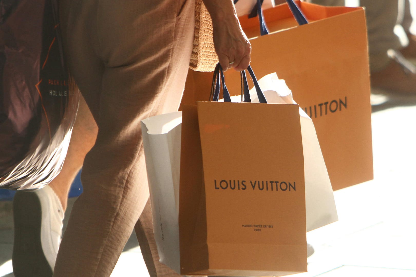 Frauen mit Papiertüten von Louis Vuitton in München: "Die Parteien haben sich eindeutig entschieden, wo sie bei der Verteilungspolitik stehen." (Symbolfoto)