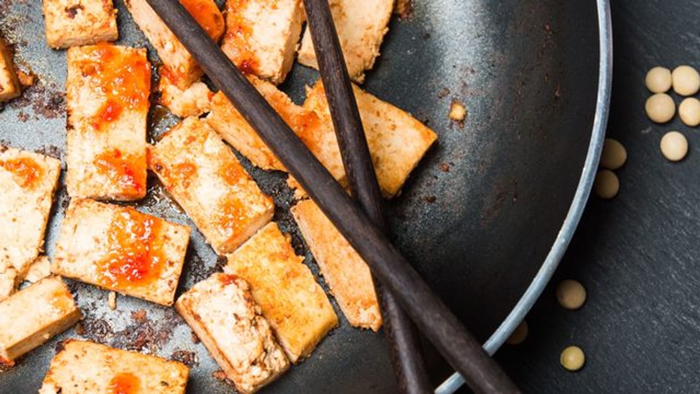 In Sojasauce marinierter und gebratener Tofu wird noch knuspriger, wenn man zuvor Flüssigkeit herauspresst.