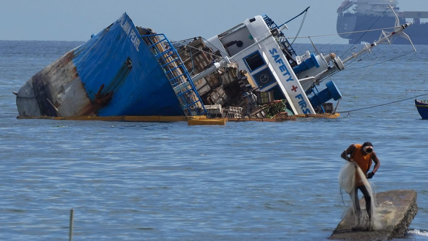 Mögliches Umweltdesaster in der Bucht der philippinischen Hauptstadt Manila: Das Frachtschiff mit über 3.000 Litern Öl an Bord ist bereits halb gesunken.