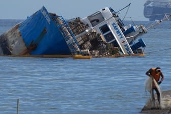 Mögliches Umweltdesaster in der Bucht der philippinischen Hauptstadt Manila: Das Frachtschiff mit über 3.000 Litern Öl an Bord ist bereits halb gesunken.