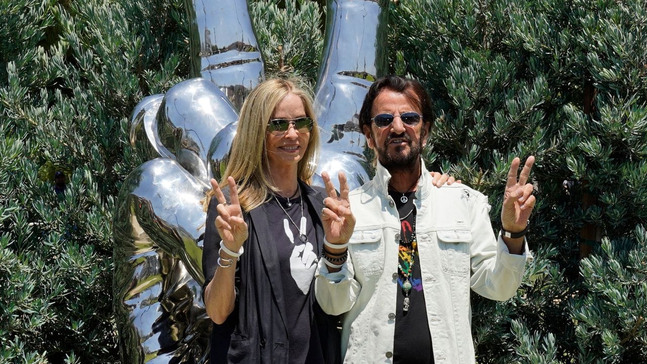 Ringo Starr und seine Frau Barbara Bach feiern "Frieden und Liebe". Ringo Starr und seine Frau Barbara Bach feiern "Frieden und Liebe".