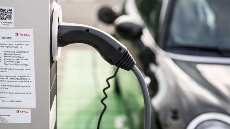 Ladestation für Elektroautos: Mit ein paar Tipps können Sie ganz leicht Strom sparen.