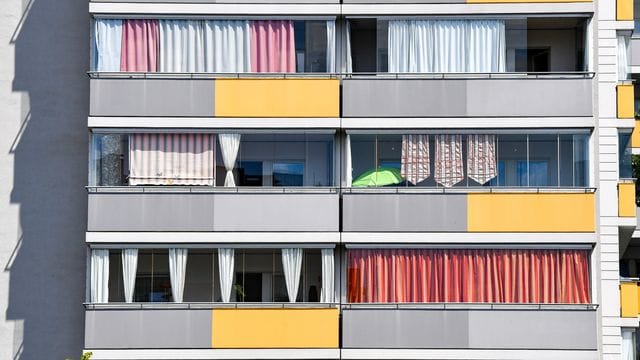 Besser als nichts: Helfen auch Vorhänge und Laken dabei, dass die warme Sonneneinstrahlung an heißen Sommertagen nicht in die Wohnung dringt?.