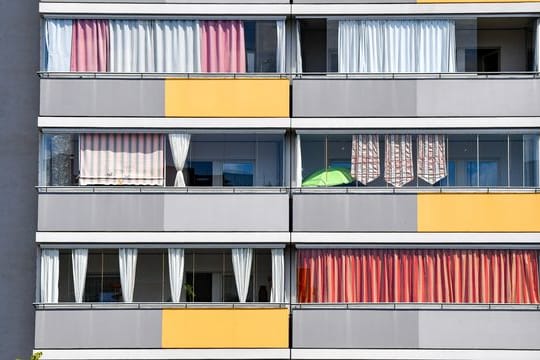 Besser als nichts: Helfen auch Vorhänge und Laken dabei, dass die warme Sonneneinstrahlung an heißen Sommertagen nicht in die Wohnung dringt?.