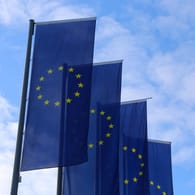 Europa-Flaggen vor dem EZB-Hochhaus in Frankfurt (Symbolbild): Die Notenbank passt ihre Strategie an.