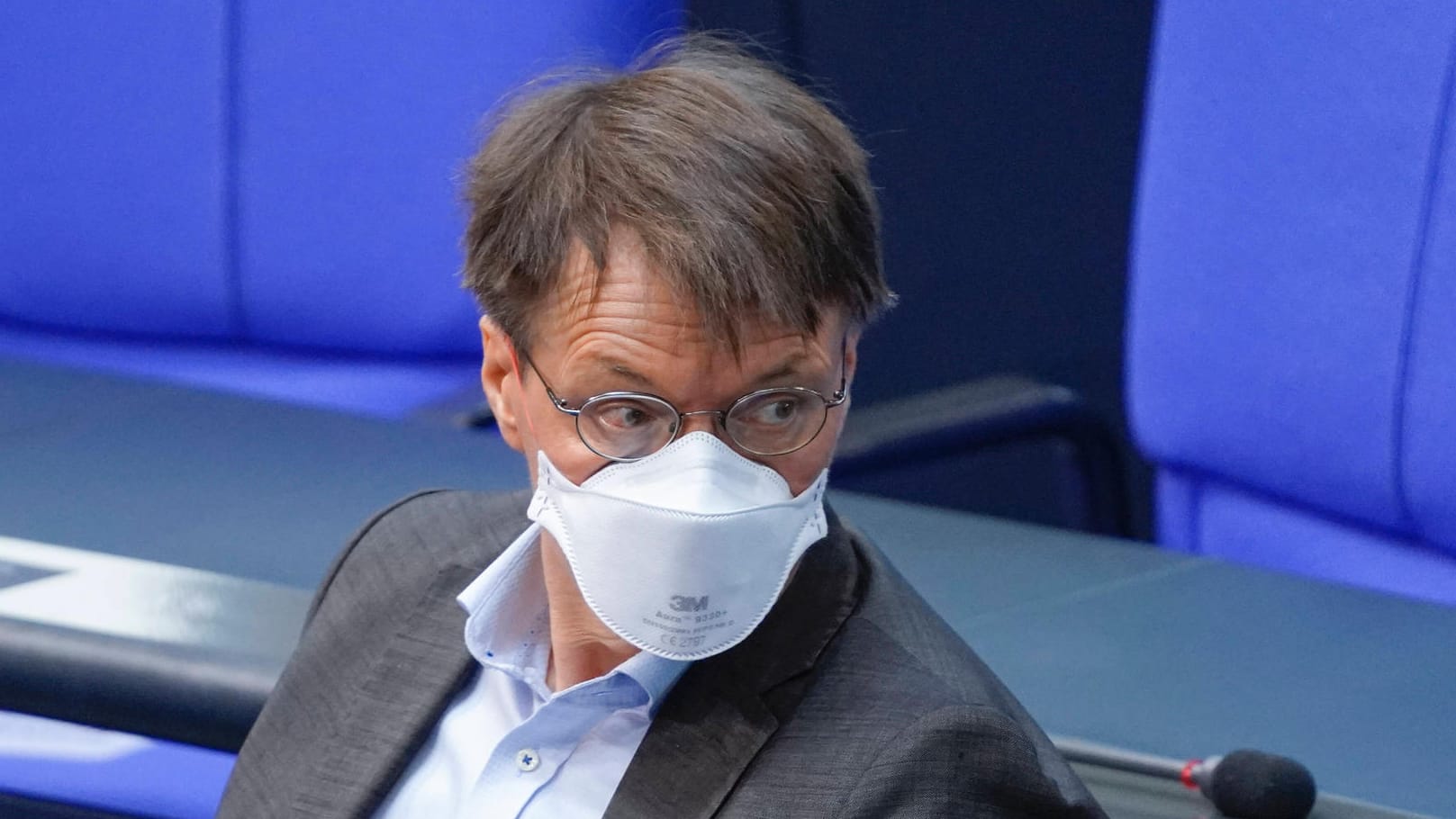 Karl Lauterbach sitzt einsam im Plenum einer Sitzung des Deutschen Bundestag in Berlin (Archivbild): Er empfindet die Corona-Lockerungen in NRW als verfrüht.