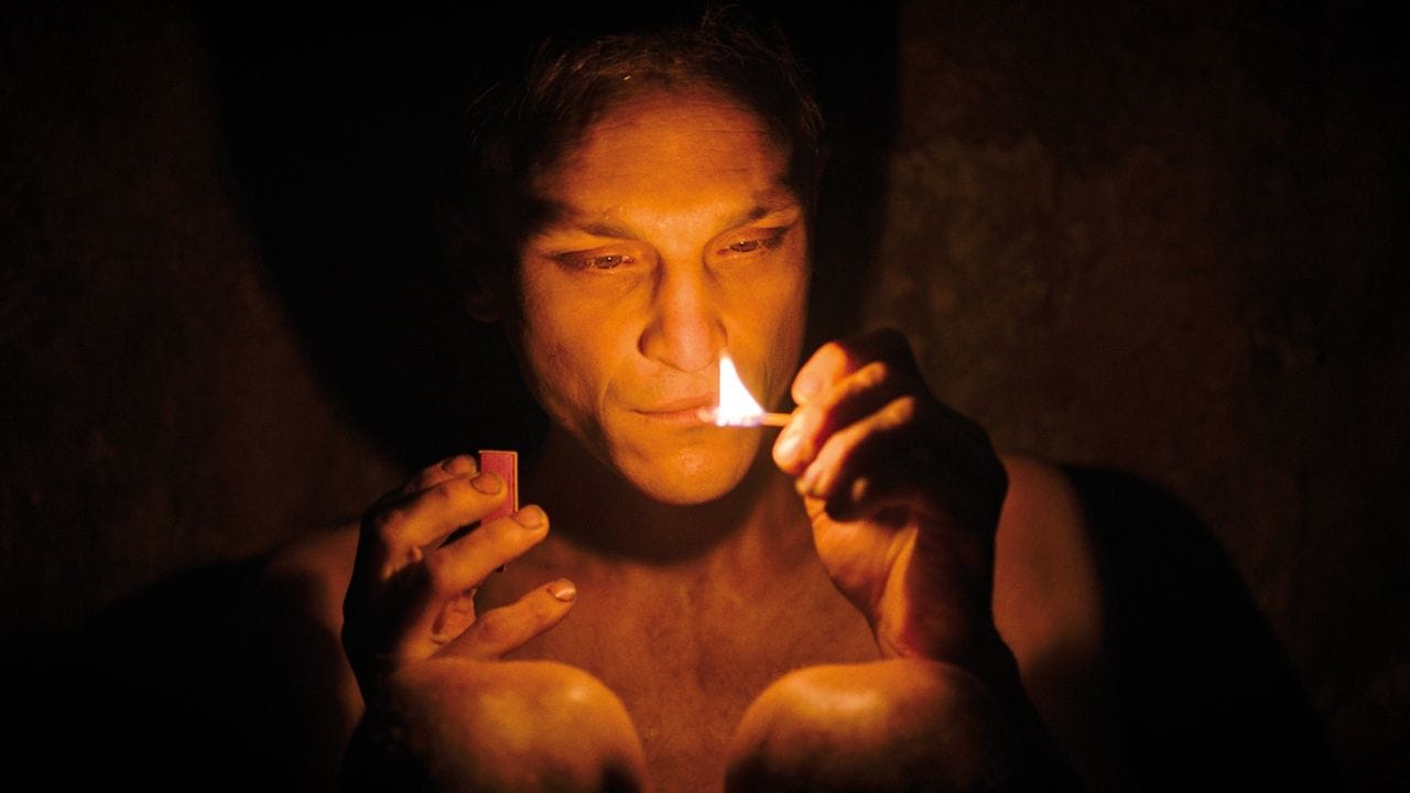 Filmszene: Franz Rogowski als Hans im Gefängnis. Filmszene: Franz Rogowski als Hans im Gefängnis.