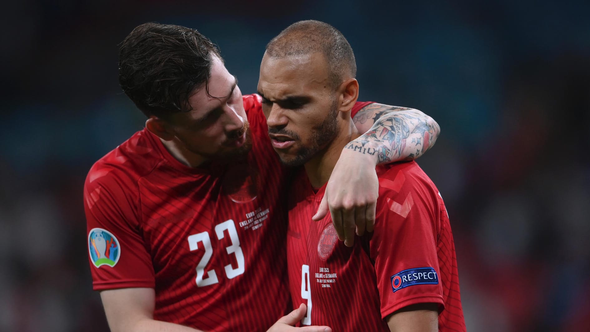 Die dänischen Nationalspieler Pierre-Emile Hojbjerg und Martin Braithwaite: So denken die t-online-Leser über den strittigen Strafstoß.