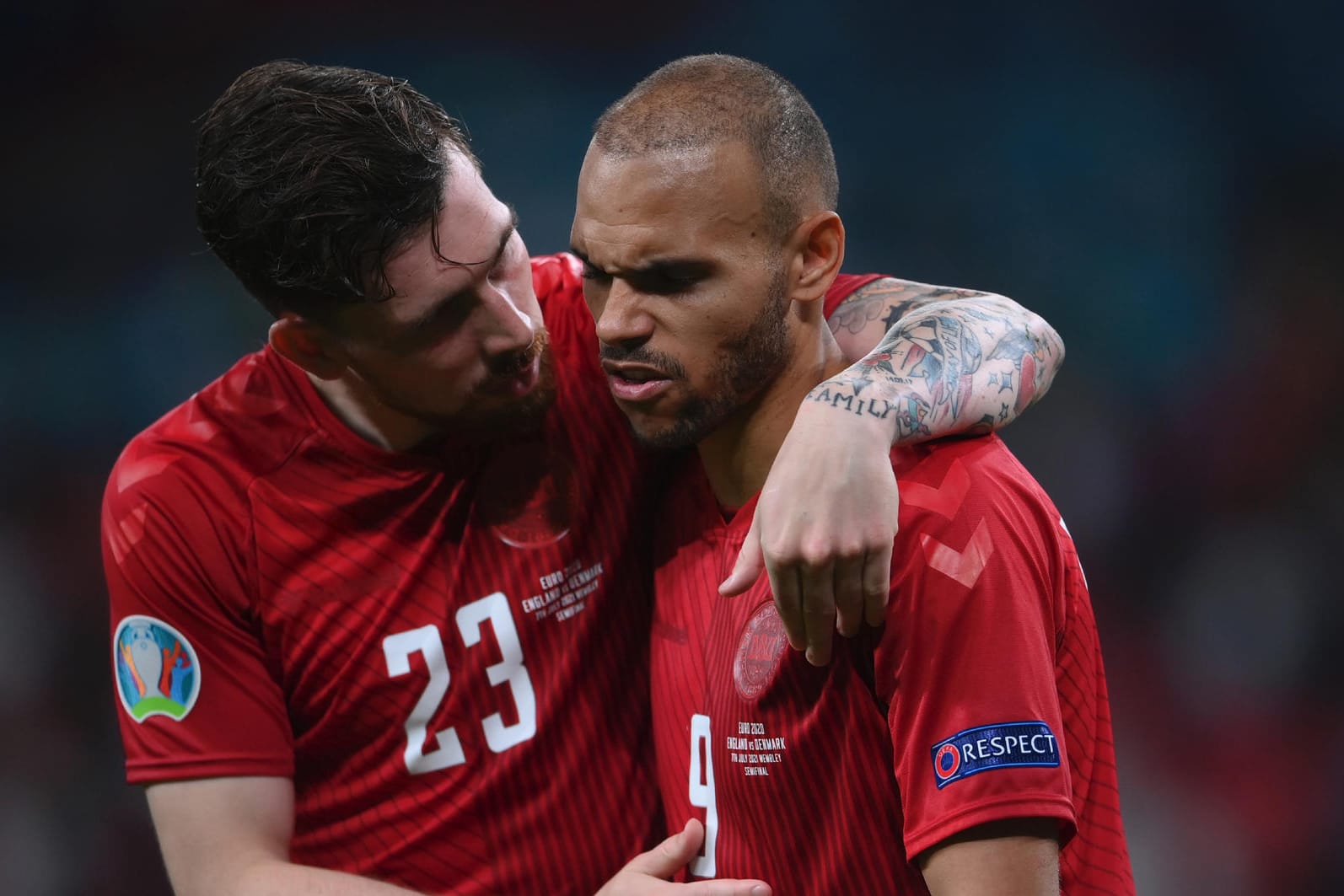 Die dänischen Nationalspieler Pierre-Emile Hojbjerg und Martin Braithwaite: So denken die t-online-Leser über den strittigen Strafstoß.