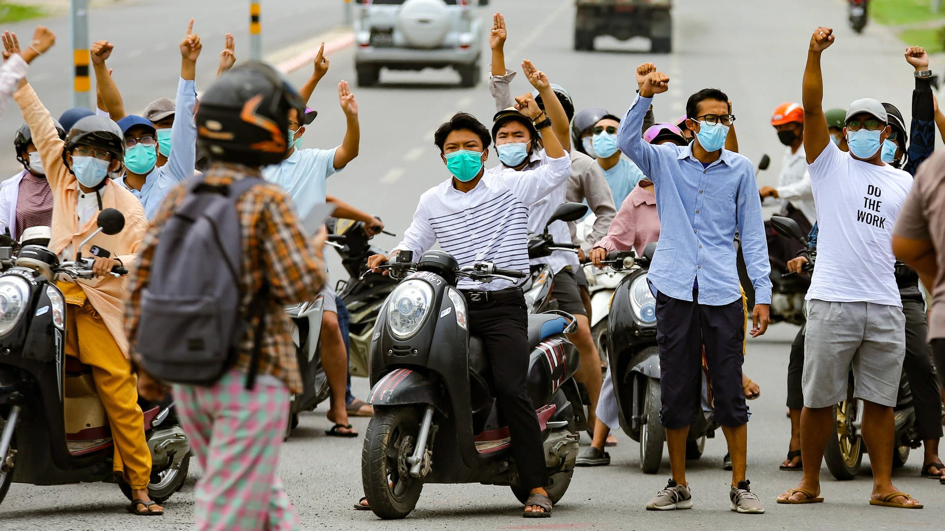 Proteste gegen die Militärregierung in Myanmar: Das Krisenland kämpft derzeit gegen seine bisher schwerste Corona-Welle.