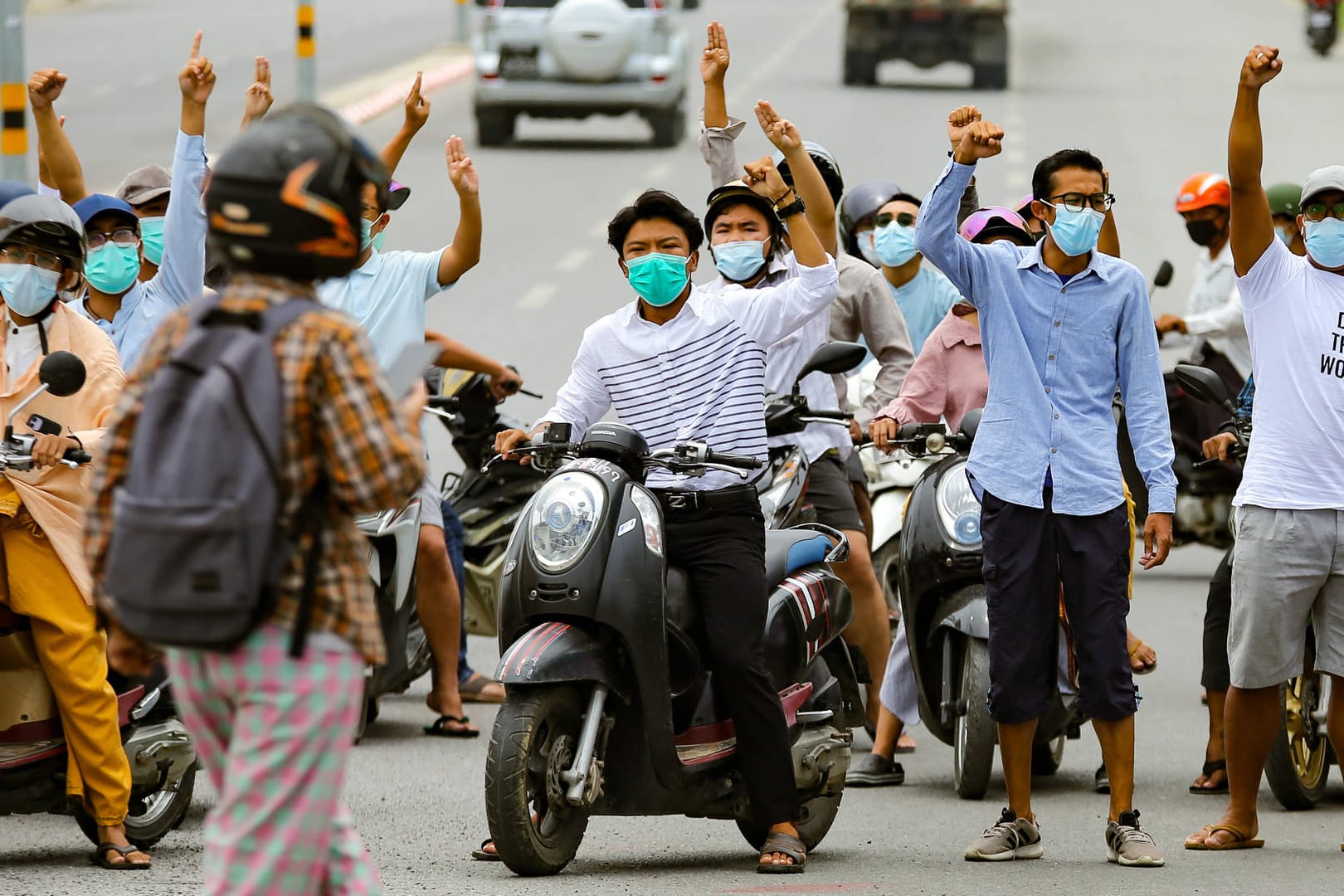 Proteste gegen die Militärregierung in Myanmar: Das Krisenland kämpft derzeit gegen seine bisher schwerste Corona-Welle.