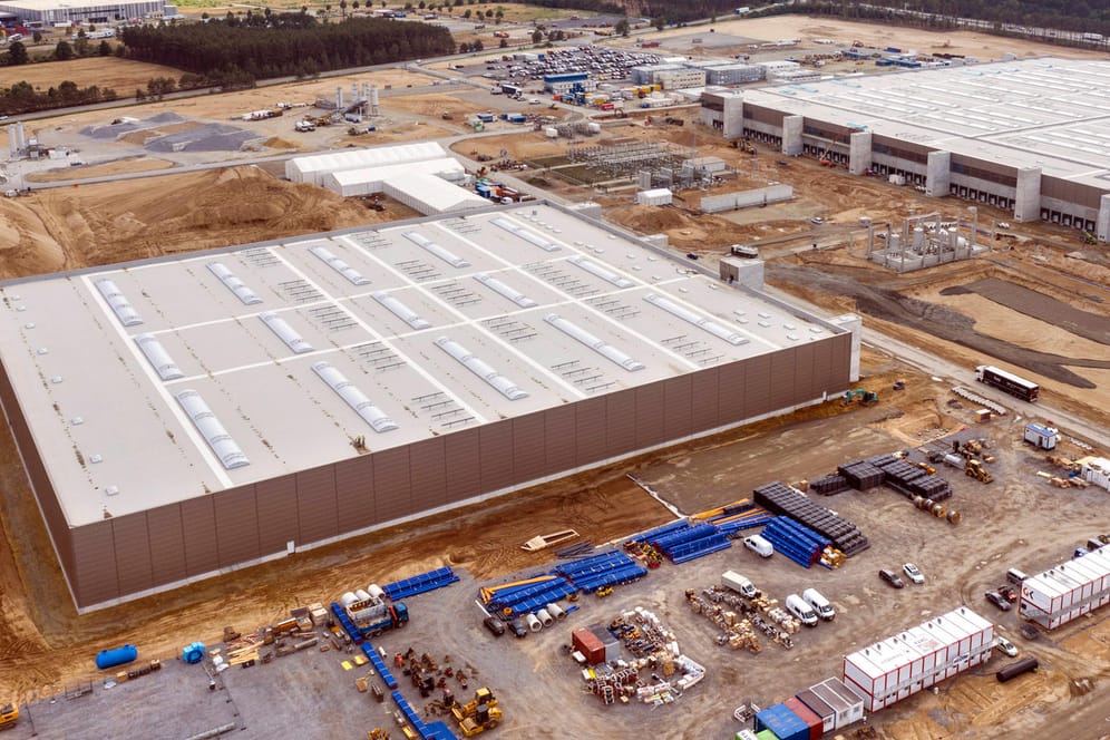 Baustelle der Tesla Gigafactory in Grünheide: Hier sollen bald 500.000 Elektroautos pro Jahr produziert werden. Doch um die Baustelle gibt es nun erneuten Ärger.