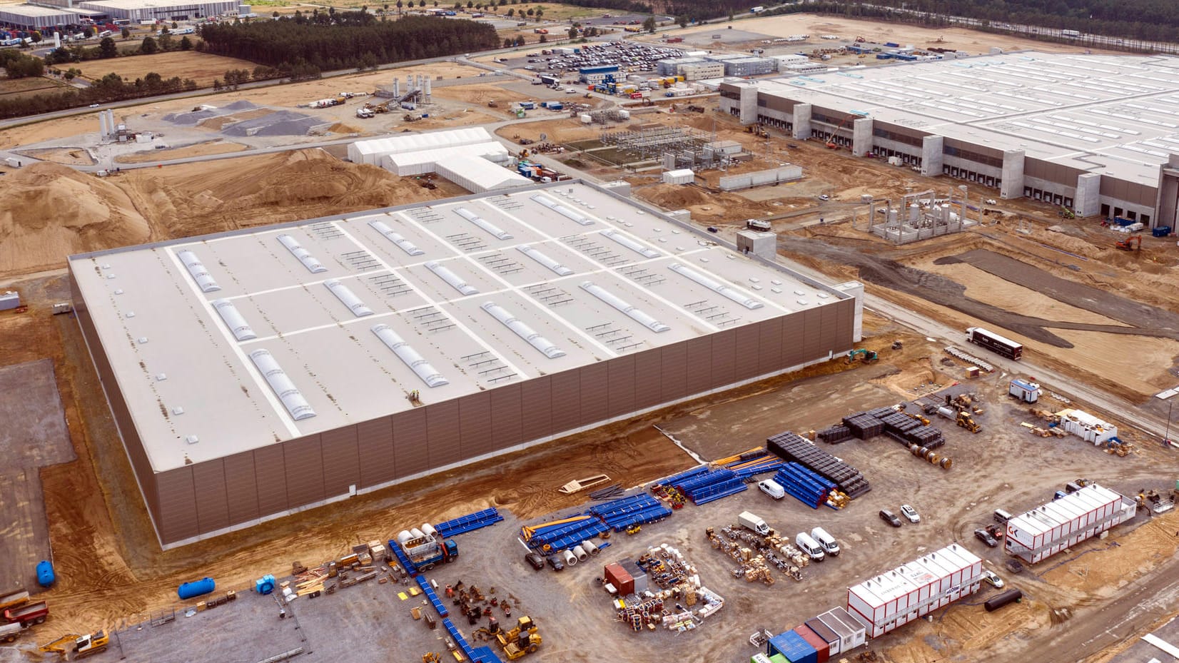 Baustelle der Tesla Gigafactory in Grünheide: Hier sollen bald 500.000 Elektroautos pro Jahr produziert werden. Doch um die Baustelle gibt es nun erneuten Ärger.