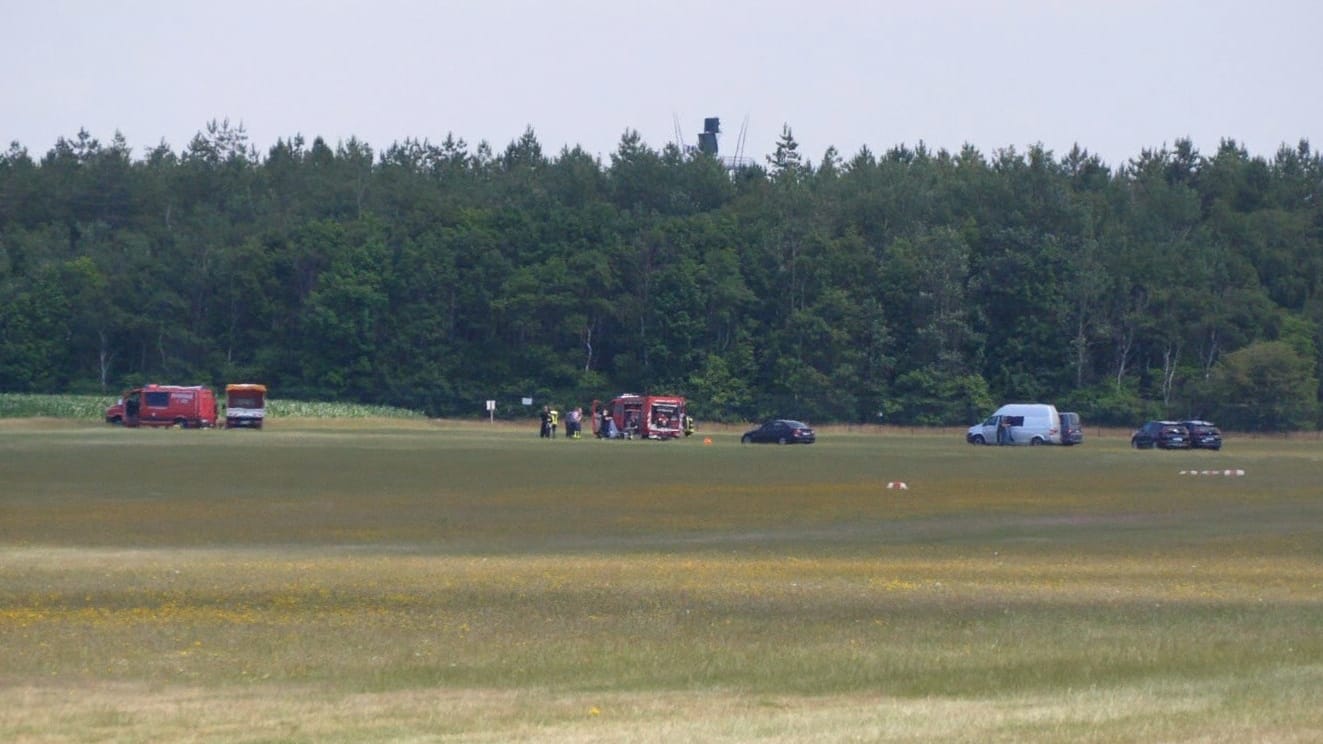 Retter vor Ort: Für die Insassen des Sportflugzeugs kam jede Hilfe zu spät.