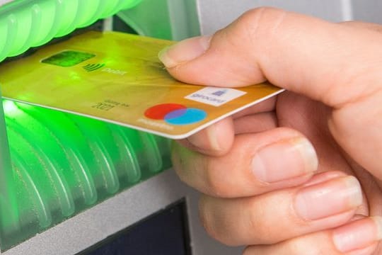Im Ausland lässt sich mit der Girokarte Geld abheben. Im Ausland lässt sich mit der Girokarte Geld abheben.