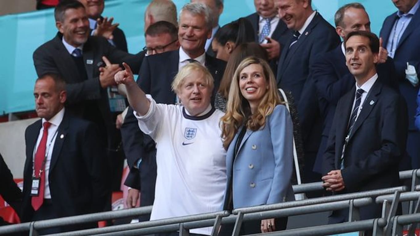 Der britische Premierminister Boris Johnson und seine Frau Carrie beim Halbfinale im Wembley-Stadion.