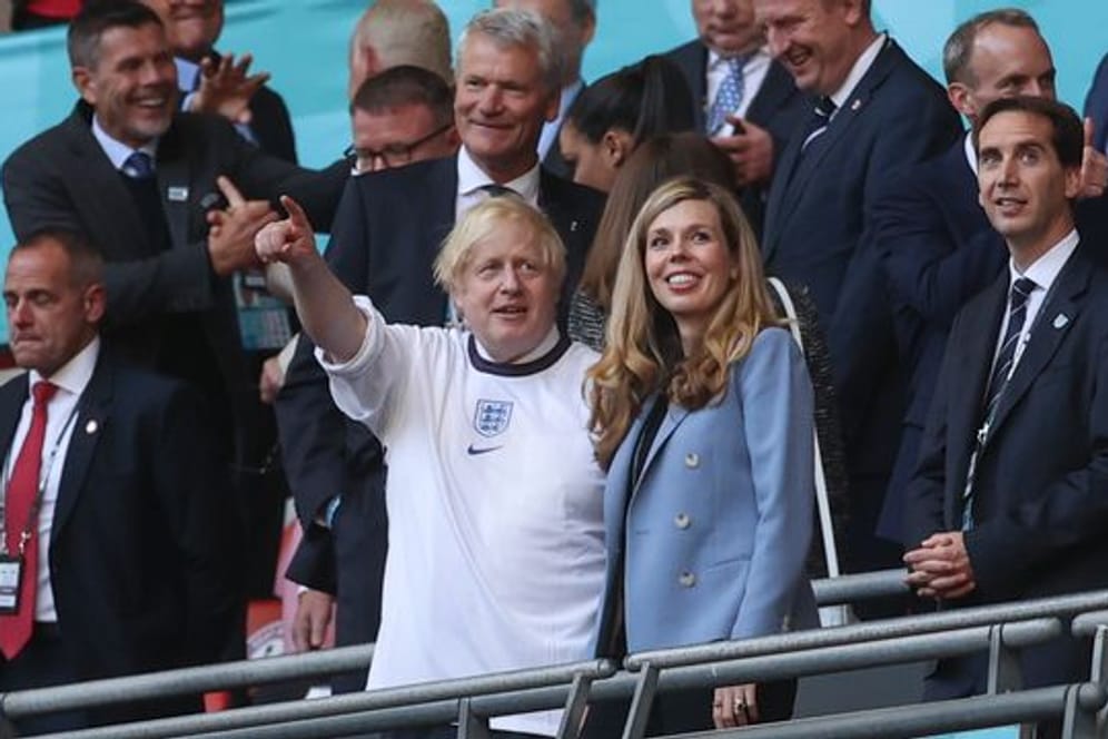 Der britische Premierminister Boris Johnson und seine Frau Carrie beim Halbfinale im Wembley-Stadion.