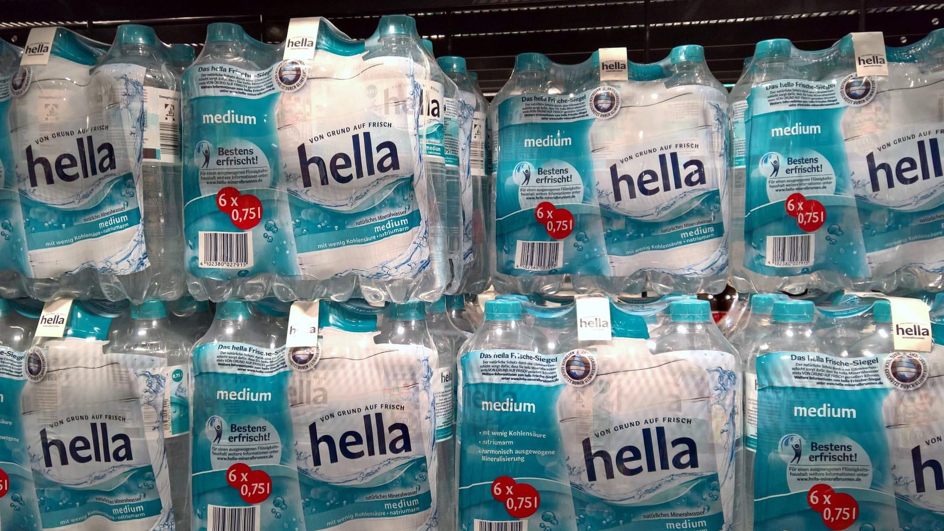 Hella-Mineralwasser (Symbolbild): Das Unternehmen hinter der Marke wird verkauft.