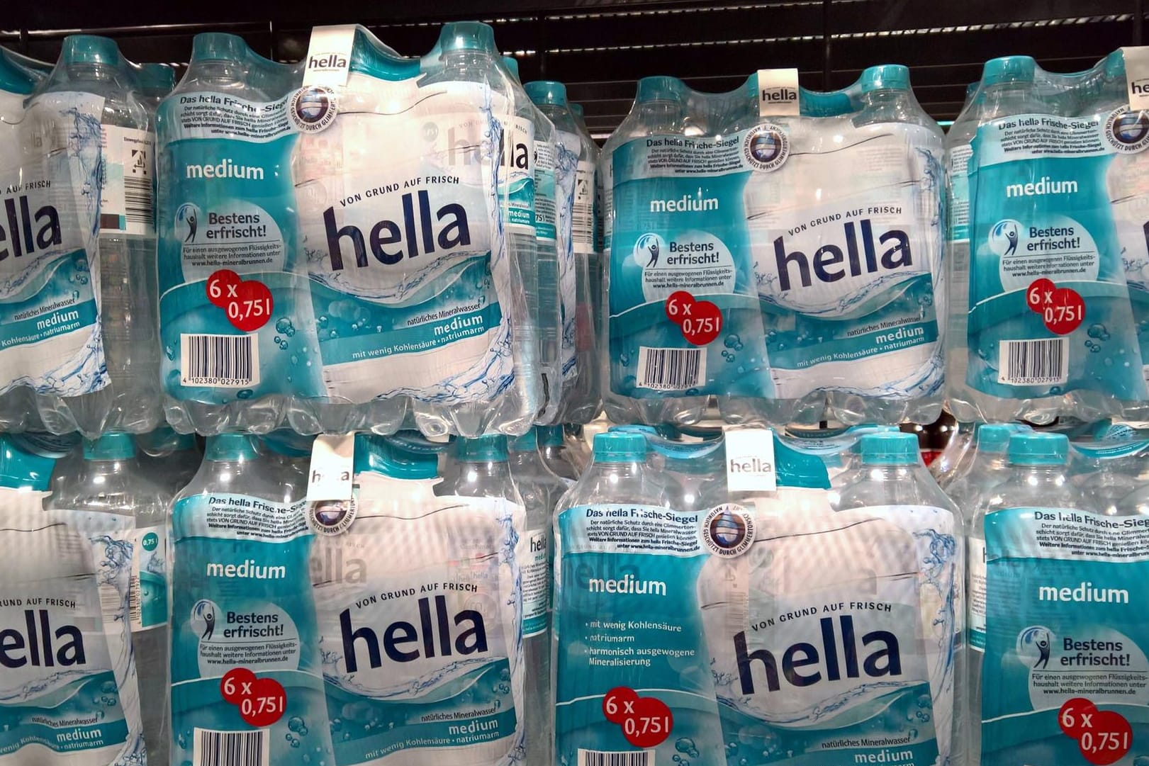 Hella-Mineralwasser (Symbolbild): Das Unternehmen hinter der Marke wird verkauft. Hella-Mineralwasser (Symbolbild): Das Unternehmen hinter der Marke wird verkauft.