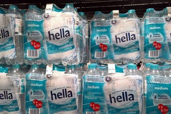 Hella-Mineralwasser (Symbolbild): Das Unternehmen hinter der Marke wird verkauft.