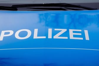 Der Polizei-Schriftzug steht auf einem Einsatzfahrzeug (Symbolbild): In Hagen ist ein Autofahrer von der Polizei kontrolliert worden und hatte verbotene Gegenstände dabei.
