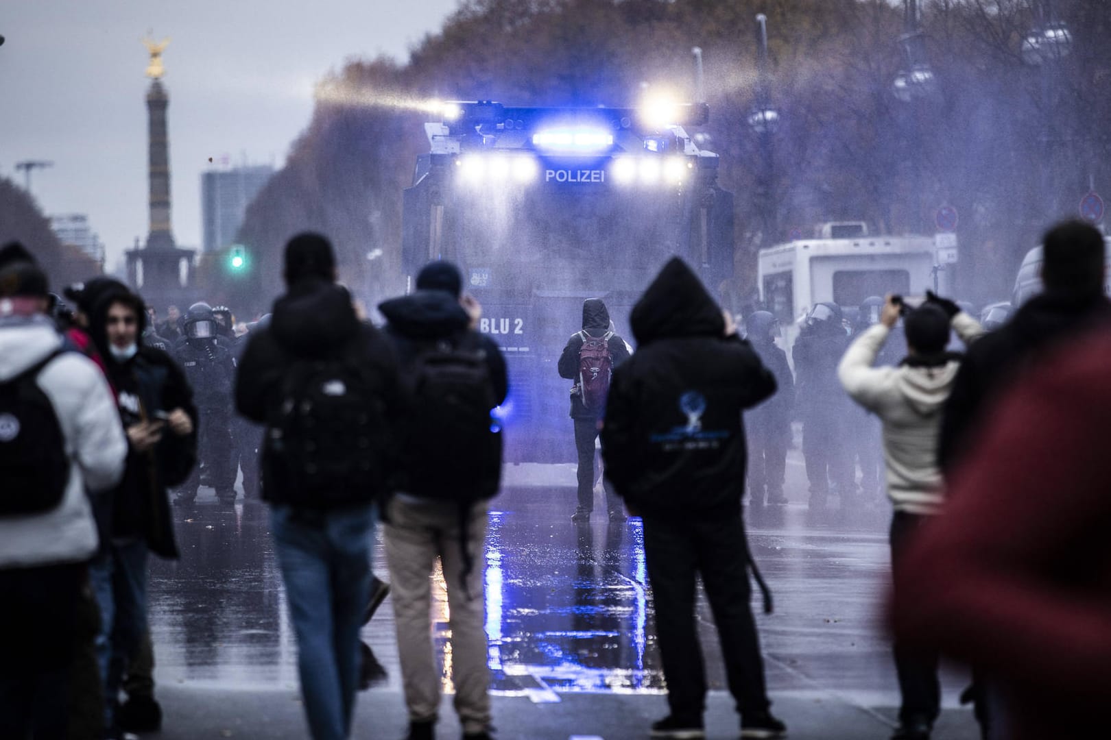 Wasserwerfer-Einsatz auf einer Demonstration gegen Corona-Maßnahmen: Auch für Journalisten sind solche Veranstaltungen zum Teil Schwerstarbeit. (Archivfoto)