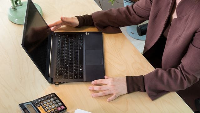 Wer im Internet für sein Unternehmen wirbt, muss darauf achten, dass die Angaben richtig sind. Wer im Internet für sein Unternehmen wirbt, muss darauf achten, dass die Angaben richtig sind.