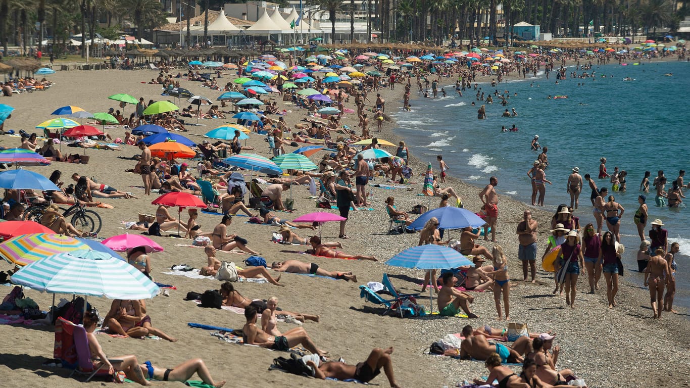 Der Strand von Malaga in Spanien: Bald gilt das ganze Land als Risikogebiet.