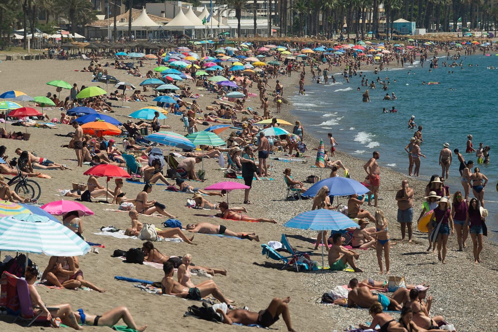 Der Strand von Malaga in Spanien: Bald gilt das ganze Land als Risikogebiet.
