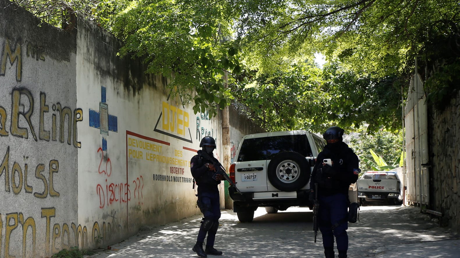 Polizisten nahe des Tatorts: Der Präsident von Haiti wurde in seinem Haus erschossen.