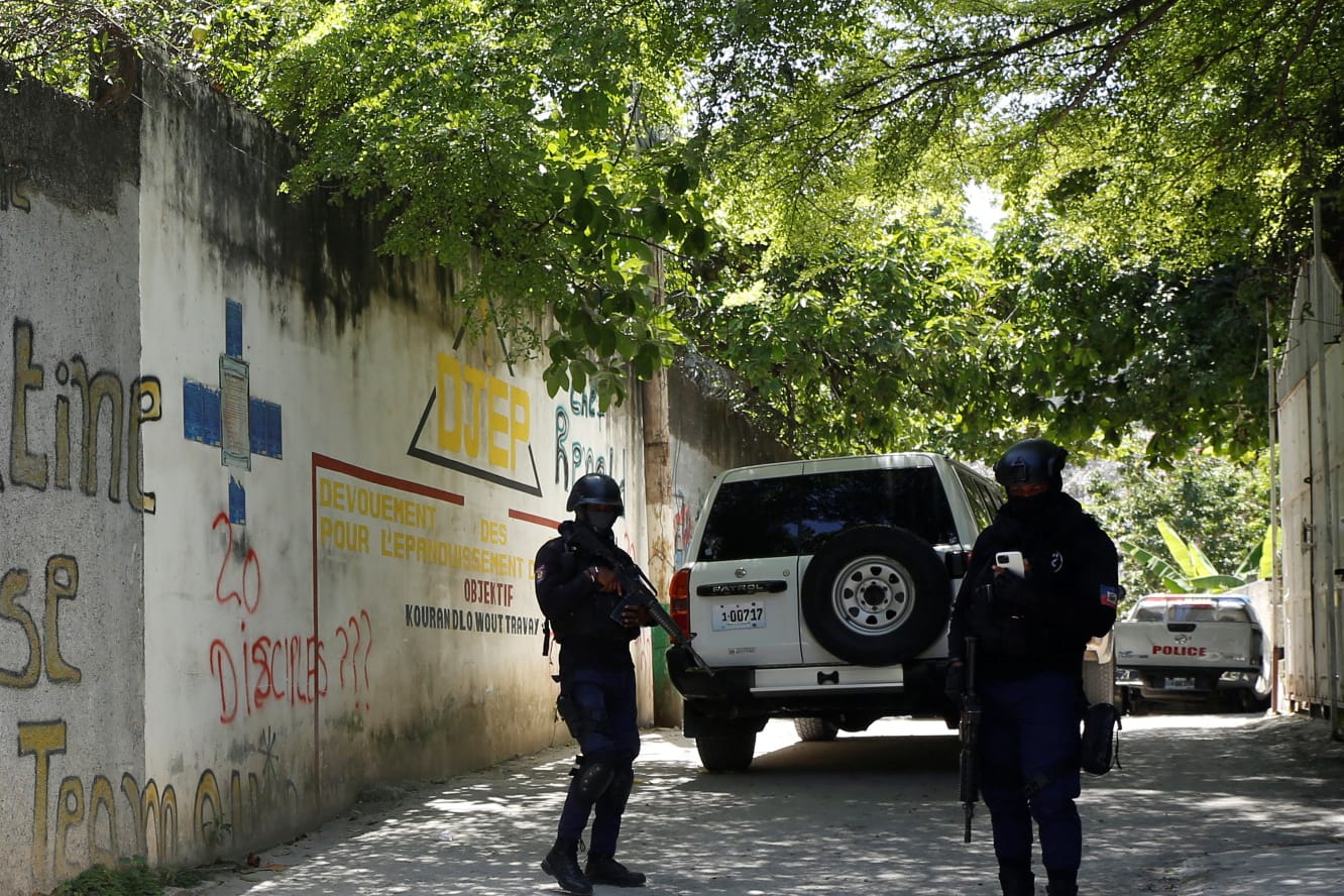 Polizisten nahe des Tatorts: Der Präsident von Haiti wurde in seinem Haus erschossen.