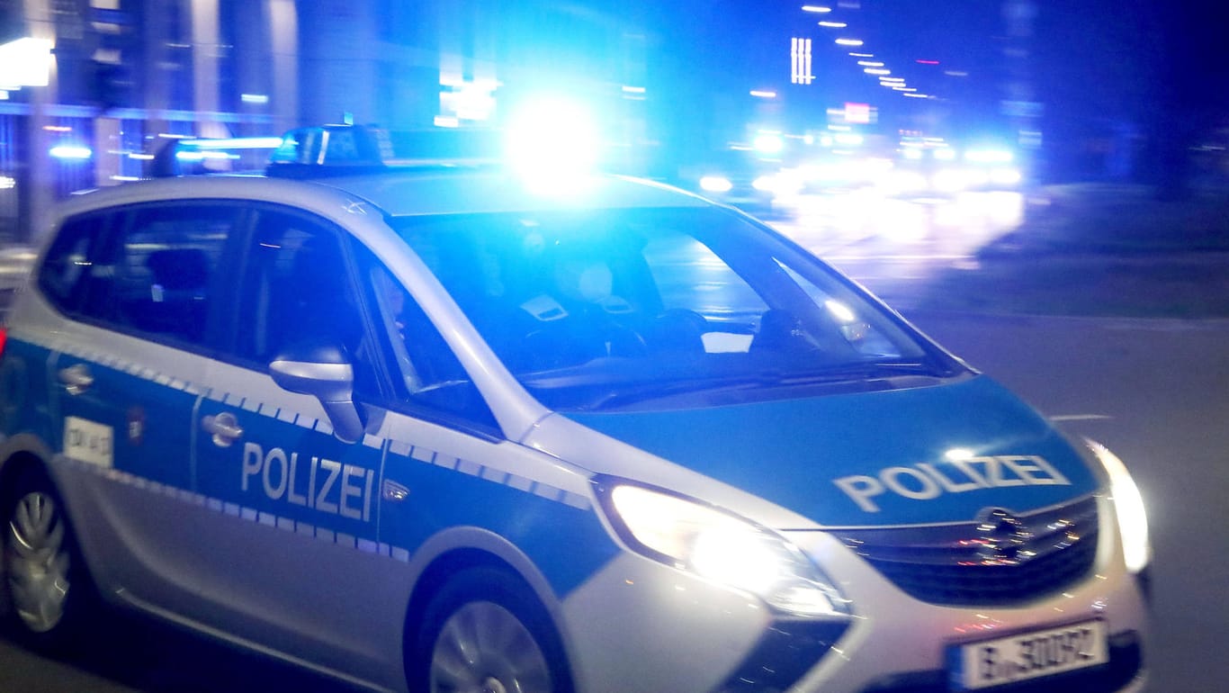 Ein Auto der Polizei nachts im Einsatz (Symbolbild): Ein Polizist hat bei der Kontrolle eines mutmaßlichen Koks-Taxi einen Kollegen des Zentralen Objektschutzes der Polizei beim Dealen erwischt.