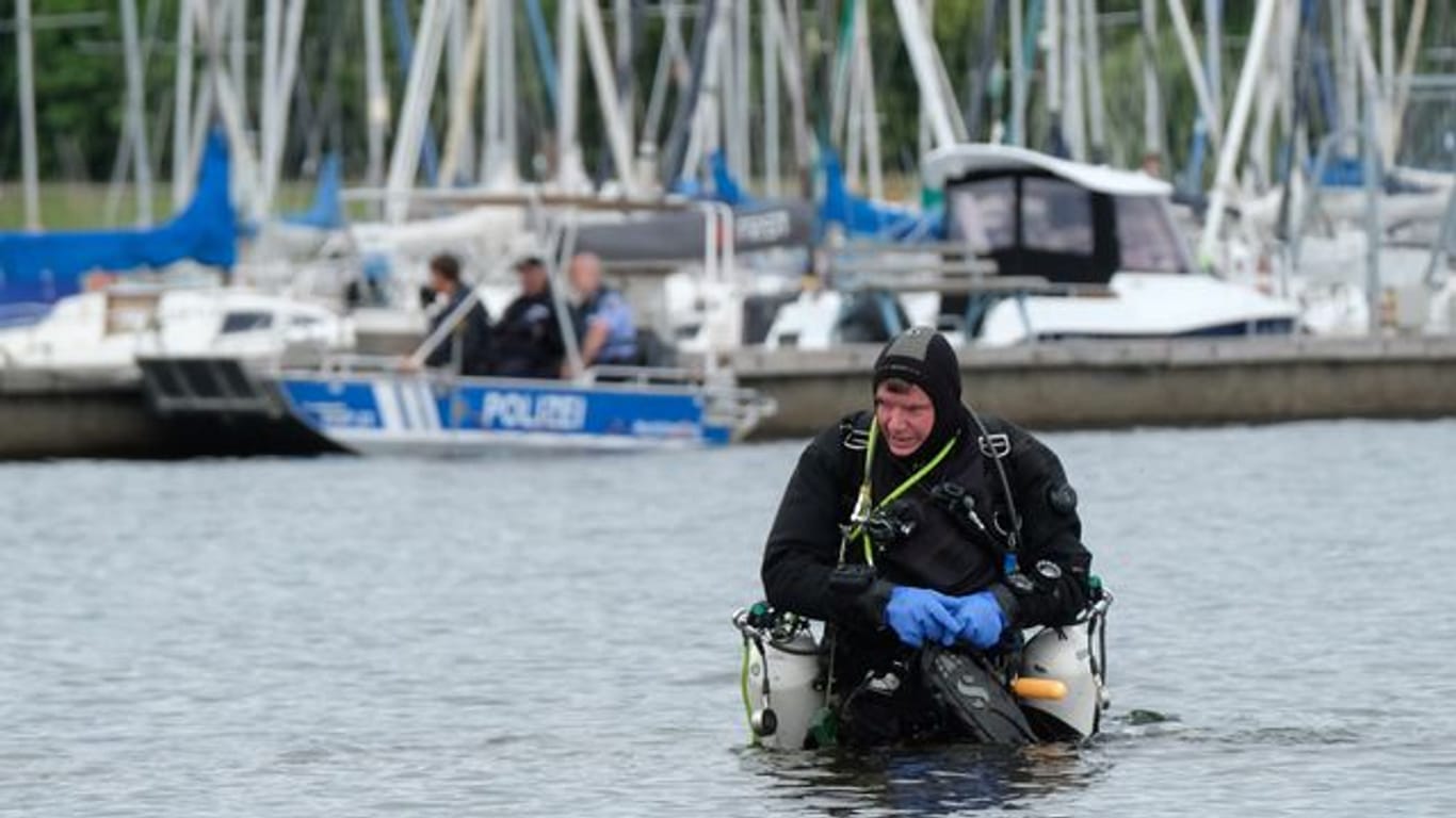 Ein Sporttaucher bereitet sich im Cospudener See auf einen Tauchgang vor: Dort vermuten die Taucher und die Polizei eine Leiche.