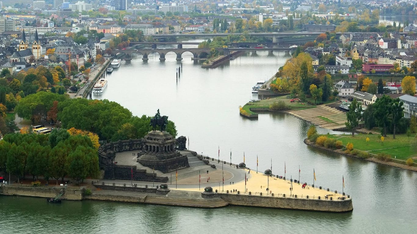 Die Moselmündung in Koblenz (Archivbild): Hier rammte ein Passagierschiff den Pfeiler einer Bahnbrücke.