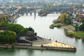 Die Moselmündung in Koblenz (Archivbild): Hier rammte ein Passagierschiff den Pfeiler einer Bahnbrücke.
